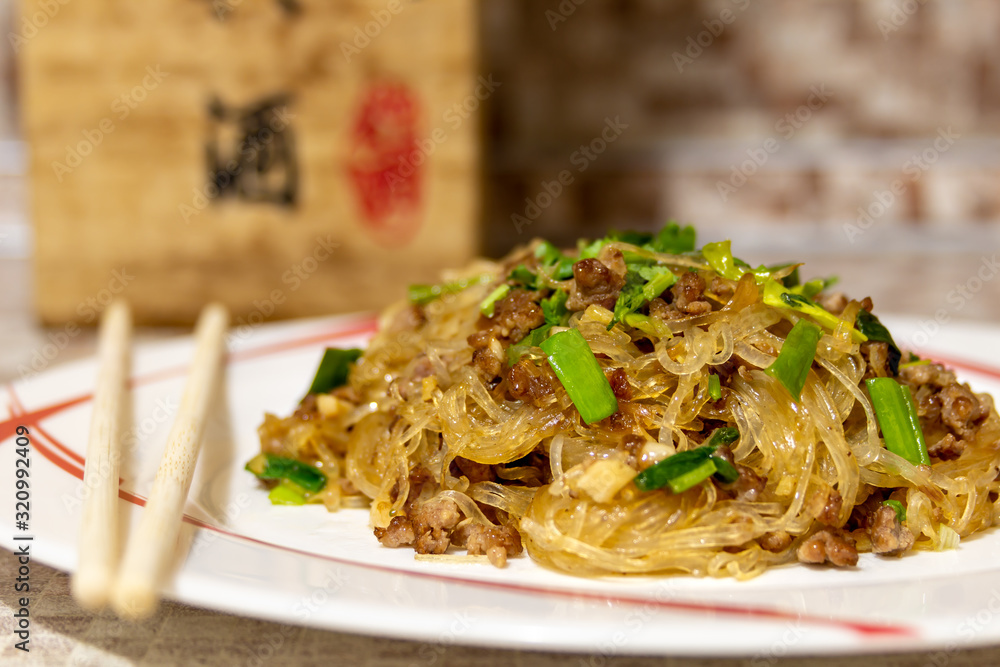 蚂蚁爬树。这是中国和川菜的经典菜肴的名字。在传统中