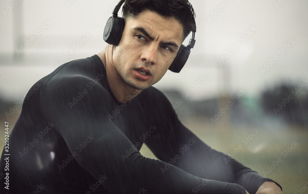男人在下雨的早晨锻炼后放松