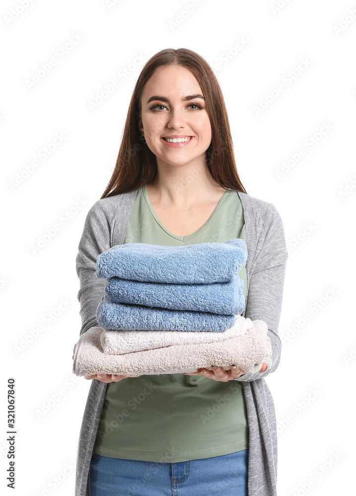 漂亮的年轻女人洗完衣服后用干净的毛巾洗白底
