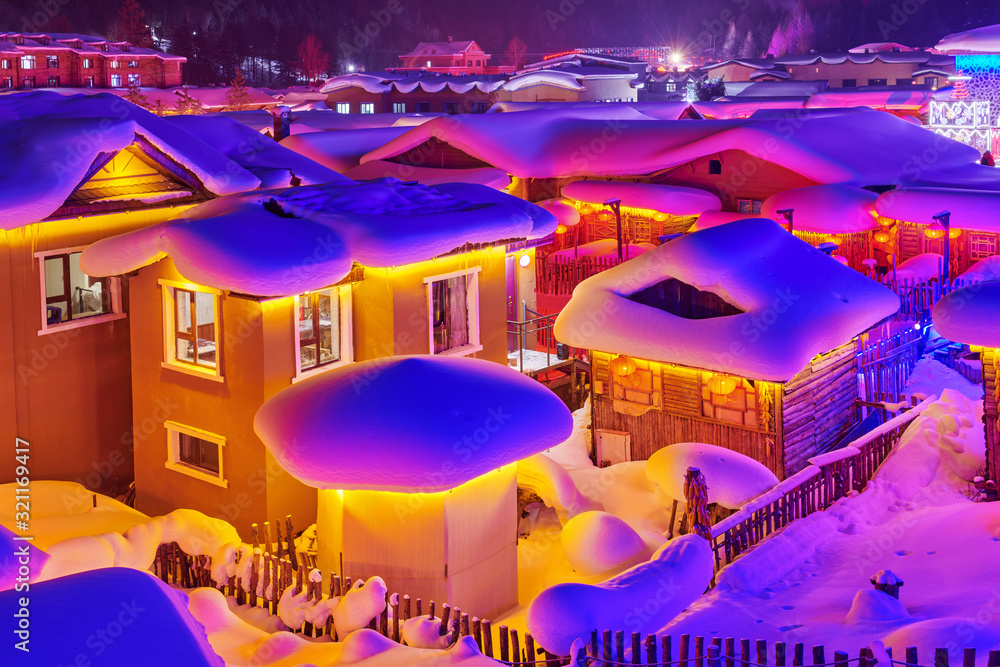 中国雪城美丽的夜景。