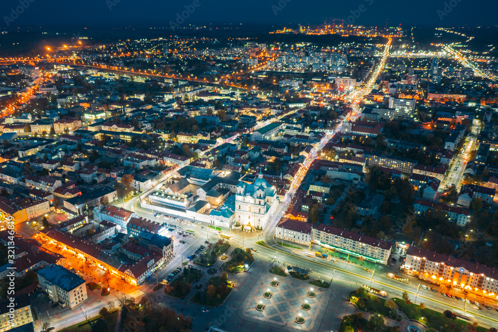 白俄罗斯格罗德诺。Hrodna城市景观天际线的夜间鸟瞰图。夜间受欢迎的历史地标L