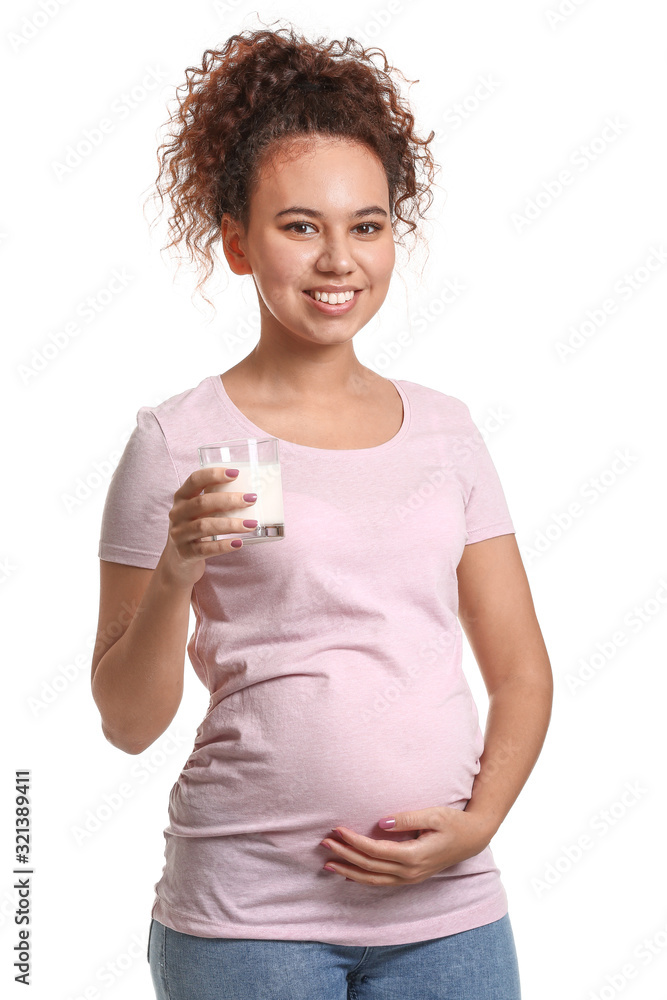 怀孕的非裔美国妇女，白底奶