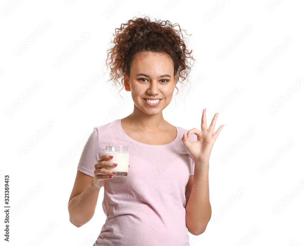 怀孕的非裔美国妇女，牛奶在白色背景下显示正常
