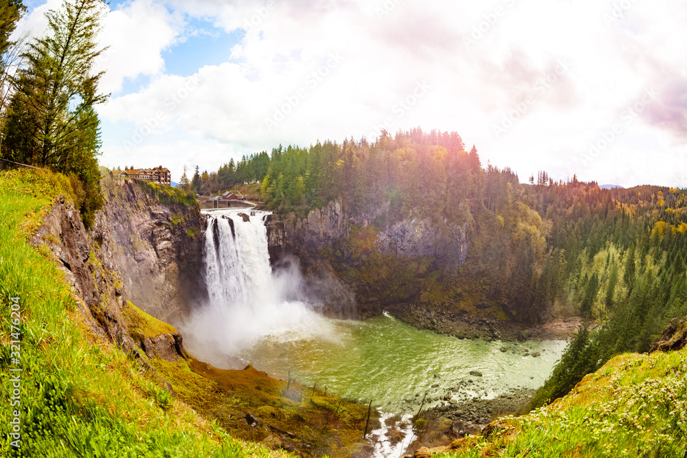 斯诺夸米瀑布全景图是美国西北部靠近华盛顿州西雅图的一个268英尺高的瀑布