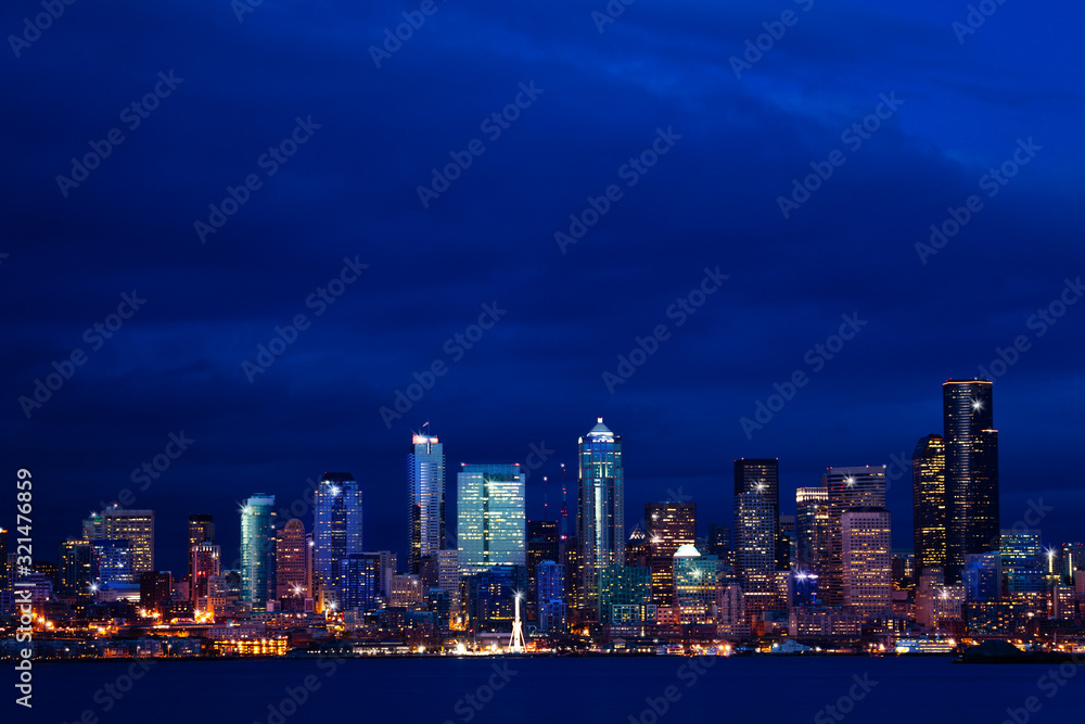 美国华盛顿州埃利奥特湾的西雅图城市夜间市中心天际线全景