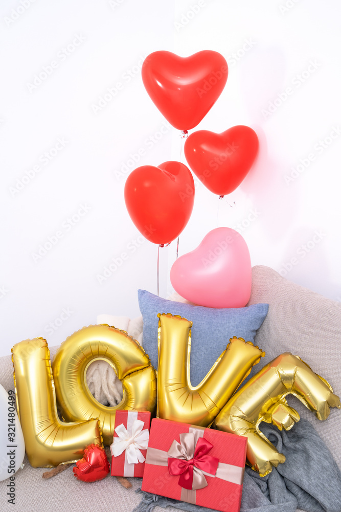 情人节，母亲节，在沙发上用白色墙壁装饰爱情气球和礼物