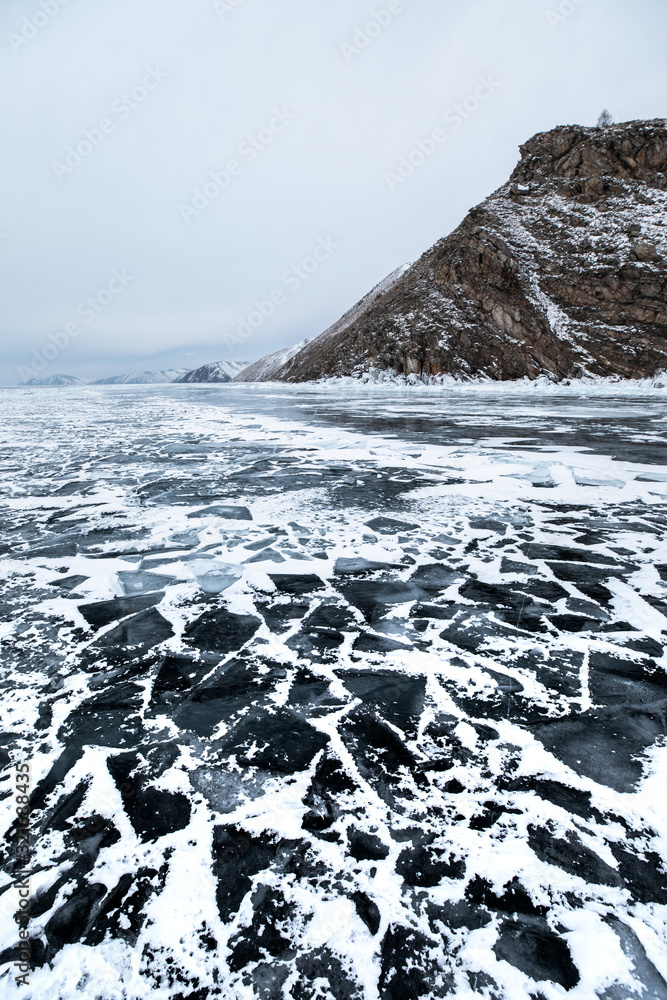 俄罗斯西伯利亚伊尔库茨克贝加尔湖冬季景观中的冰块。