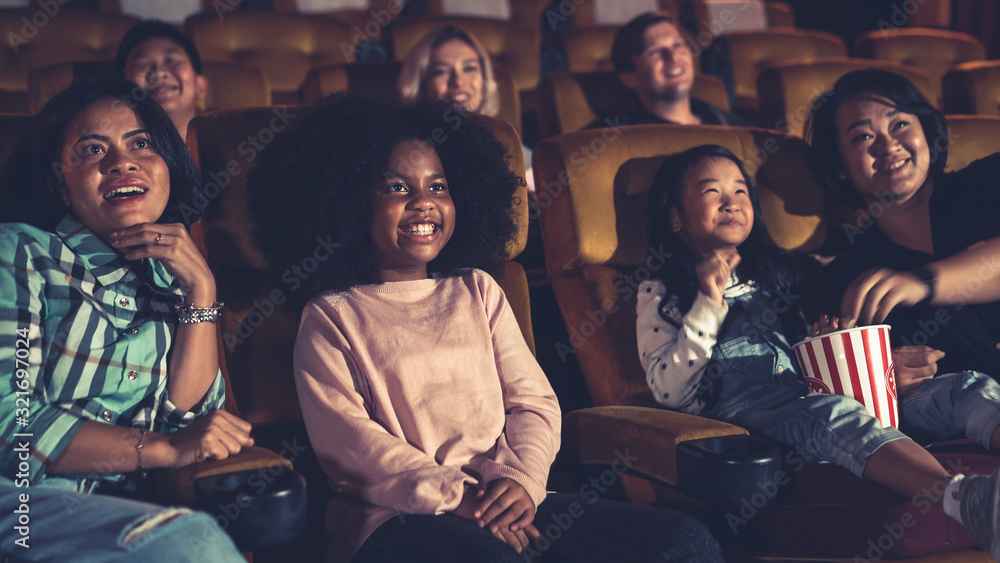 观众在电影院观看电影。团体娱乐活动和娱乐