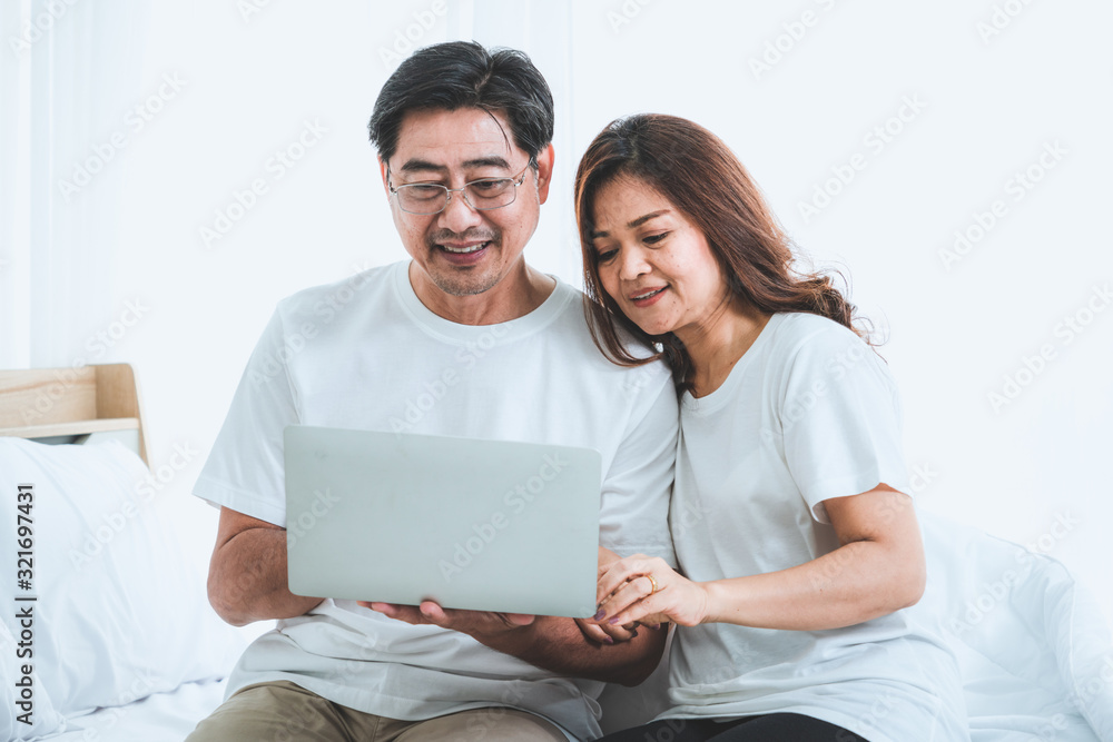 幸福的亚洲老年夫妇在家度过美好时光。老年人退休，健康的老年人