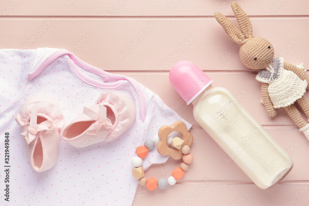 婴儿奶瓶，桌上有玩具和衣服