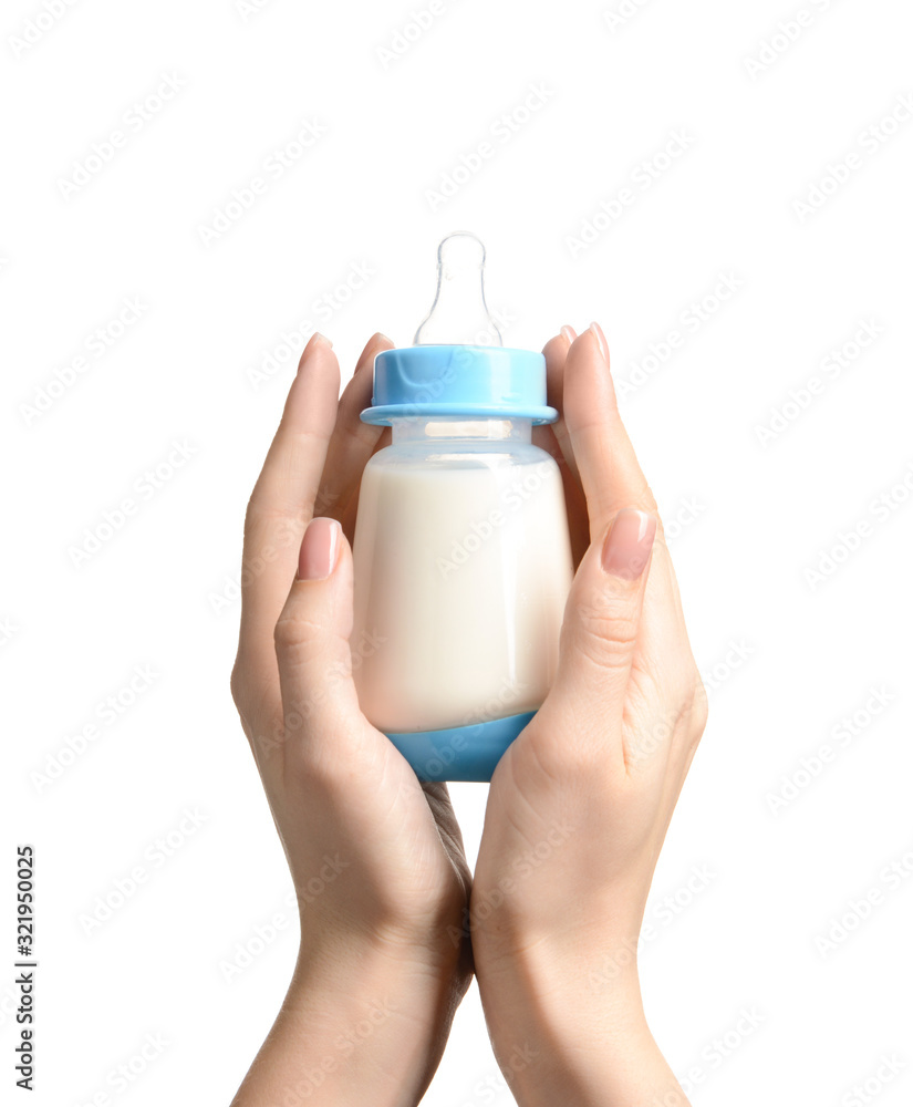 女性手拿白色背景的婴儿奶瓶