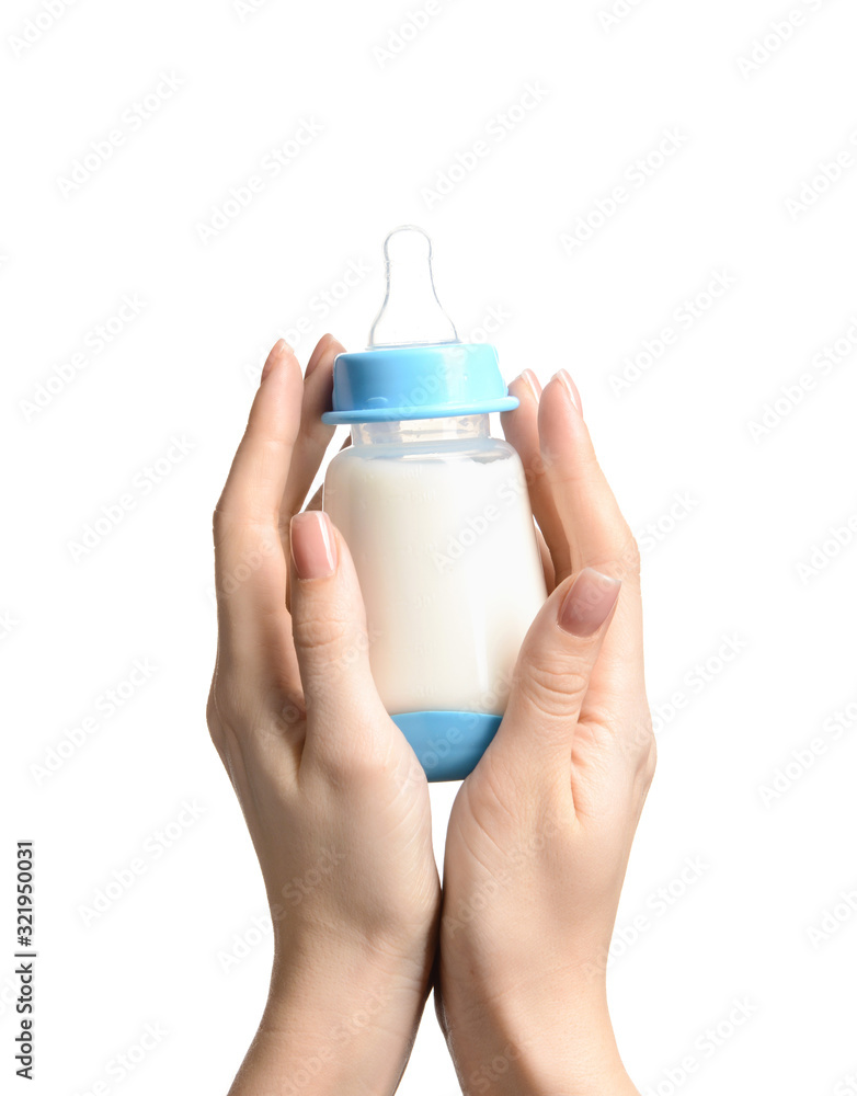 女性手拿白色背景的婴儿奶瓶