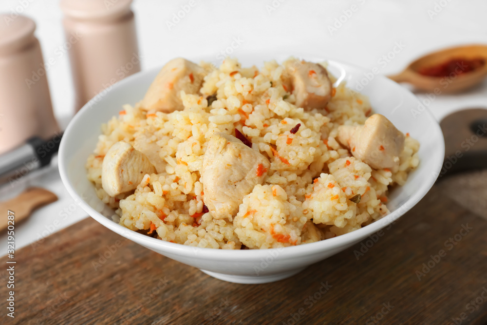 桌上有美味的米饭和鸡肉的碗