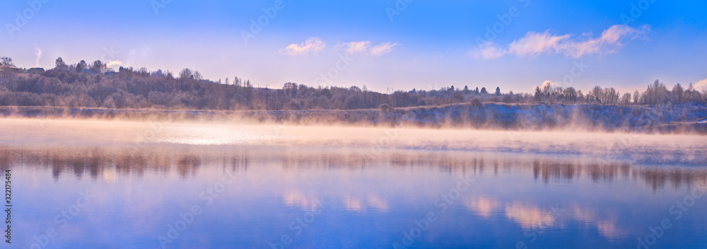 冬天雾中的湖泊是一个简单的极简主义景观。