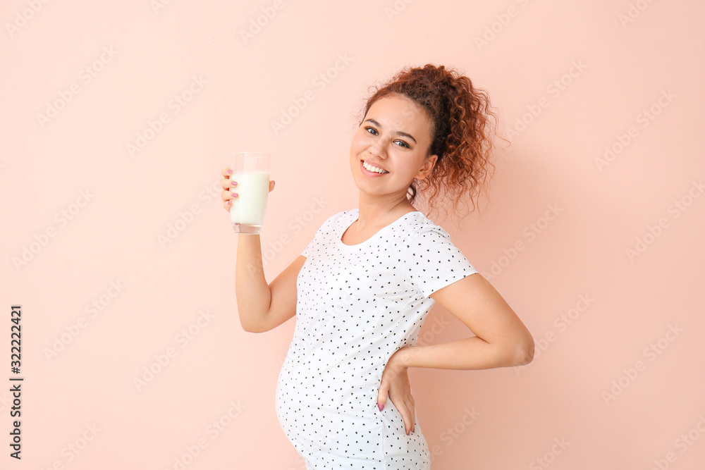 怀孕的非裔美国妇女，彩色背景是牛奶