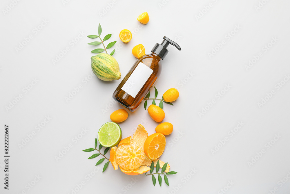 瓶装化妆品和白底柑橘类水果