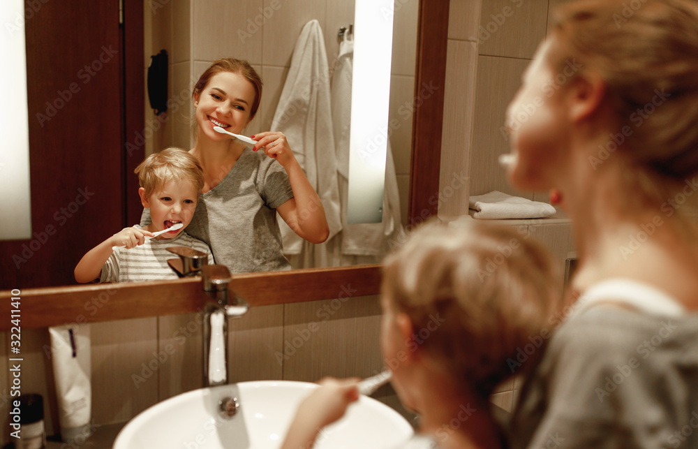 口腔健康与卫生。母子在前面的浴室刷牙