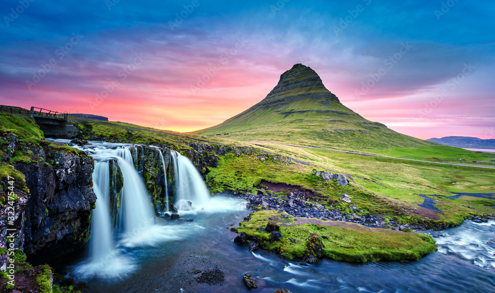 欧洲冰岛柯克朱费尔瀑布和柯克朱费尔山风景如画。