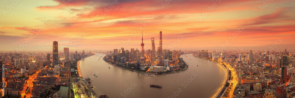黄昏拍摄上海天际线和黄浦江