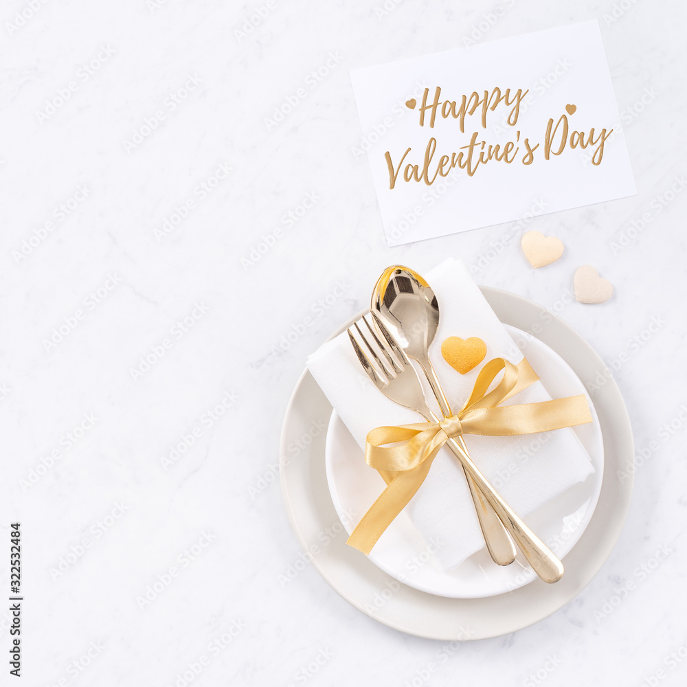 情人节节日约会餐，宴会贺卡设计理念-白色盘子和金色c
