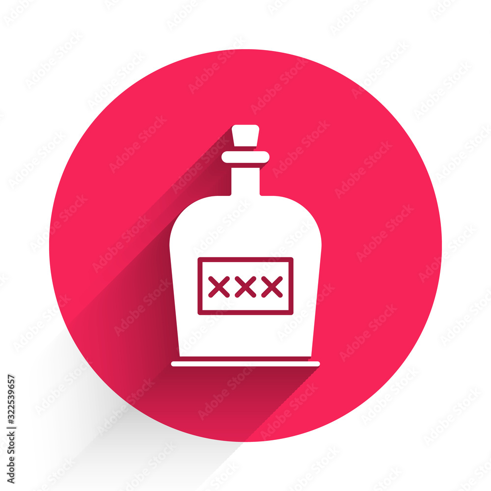 白酒精饮料朗姆酒瓶图标用长阴影隔离。红色圆圈按钮。矢量插图