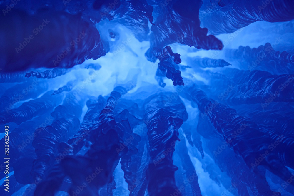 仰视：冰窟内钟乳石和石笋的壮丽景色