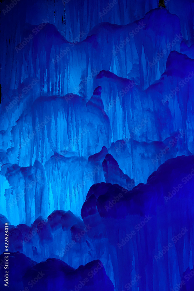 垂直：流经洞穴的水在寒冷的温度下结冰
