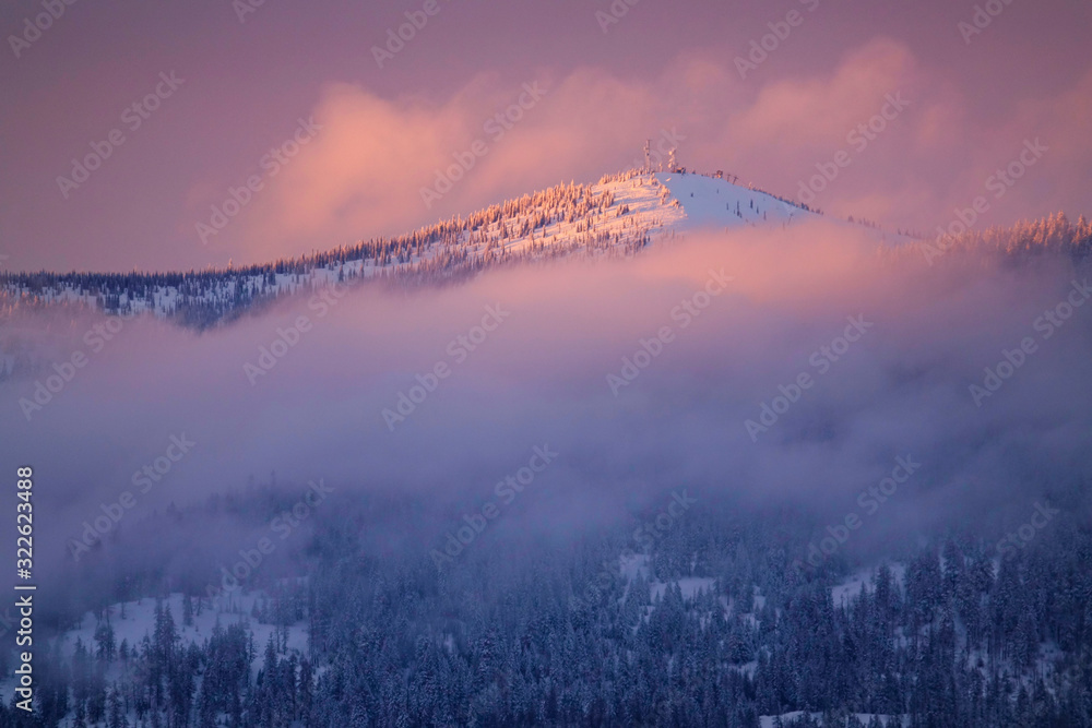 特写：在一个阳光明媚的早晨，爱达荷州一个滑雪场的斜坡隐藏在云层中。