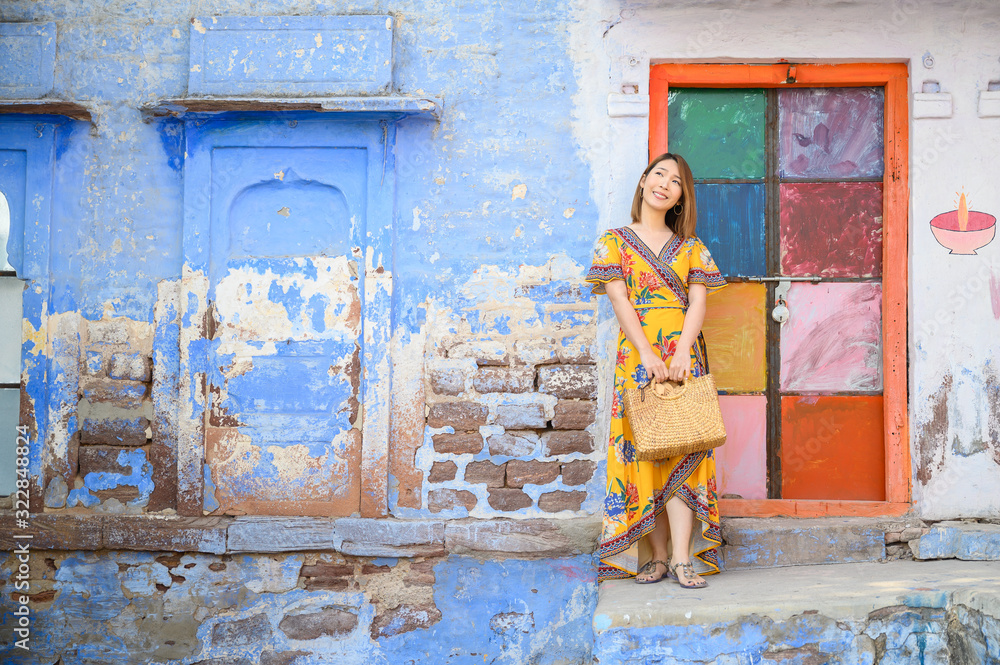 拉贾斯坦邦蓝色城市焦特布尔彩色蓝色建筑前的年轻女性肖像I