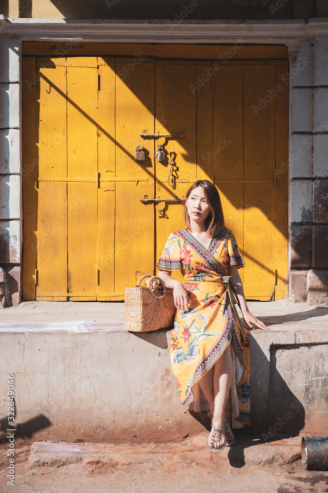 印度拉贾斯坦邦蓝色城市焦特布尔黄色建筑前年轻女子的肖像
