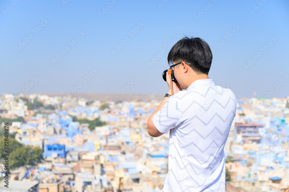 年轻旅行者拍摄印度拉贾斯坦邦蓝色城市焦特布尔的照片