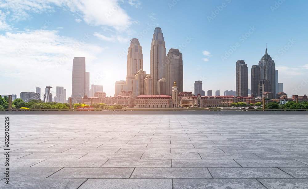 马路广场与天津城市景观天际线……