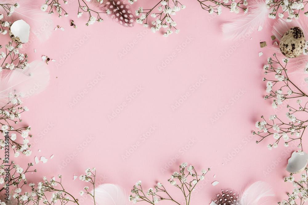 粉红色背景上有花朵、羽毛和蛋壳的复活节快乐相框