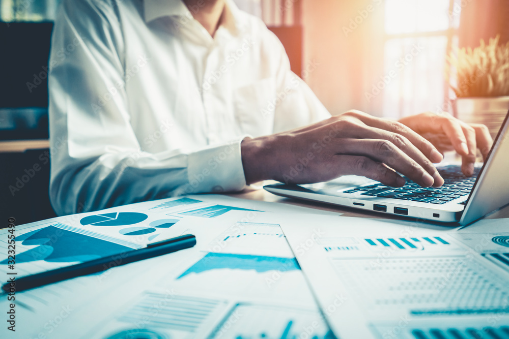 企业会计或财务专家在公司分析商业报告图表和财务图表