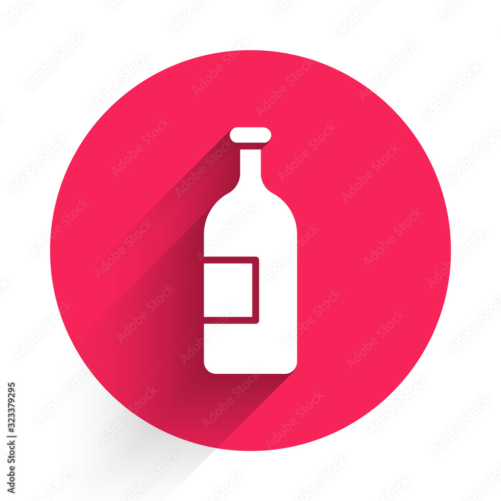 白色酒精饮料瓶图标用长阴影隔离。红色圆圈按钮。矢量插图