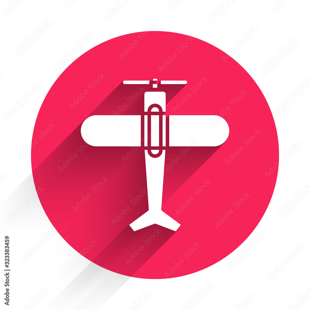 白色飞机图标与长阴影隔离。飞行飞机图标。航空公司标志。红色圆圈按钮。