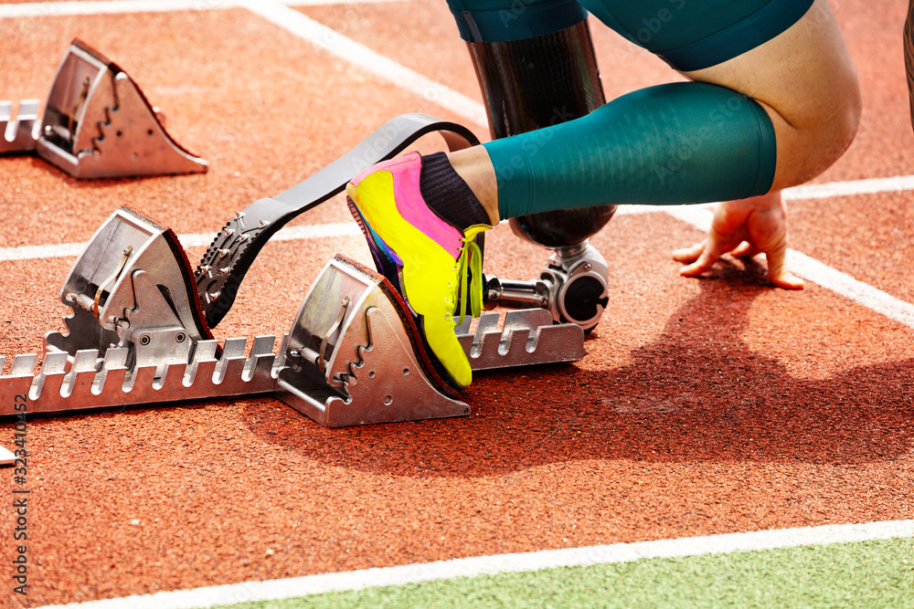 准备开始比赛的体育场跑道上残疾人比赛的假肢特写