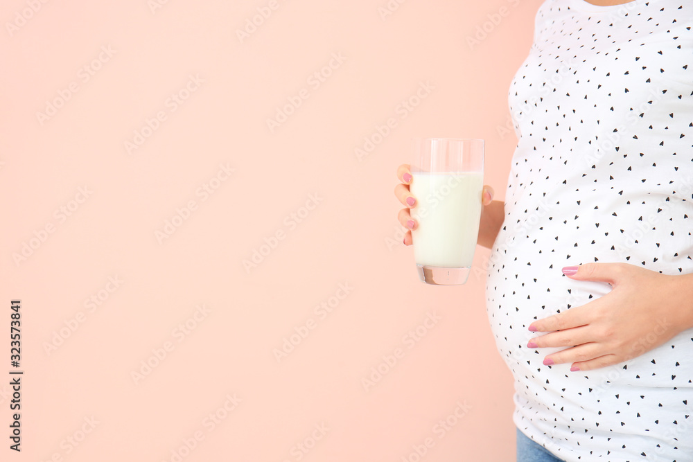 怀孕的非裔美国妇女，彩色背景是牛奶