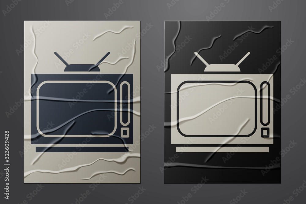 白色复古电视图标隔离在皱巴巴的纸背景上。电视标志。纸艺术风格。矢量