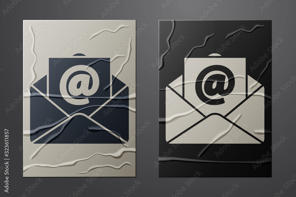 白色邮件和电子邮件图标被隔离在皱巴巴的纸背景上。信封符号电子邮件。电子邮件混乱