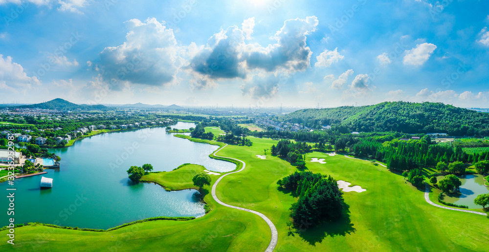 上海美丽的绿色高尔夫球场鸟瞰图，全景。