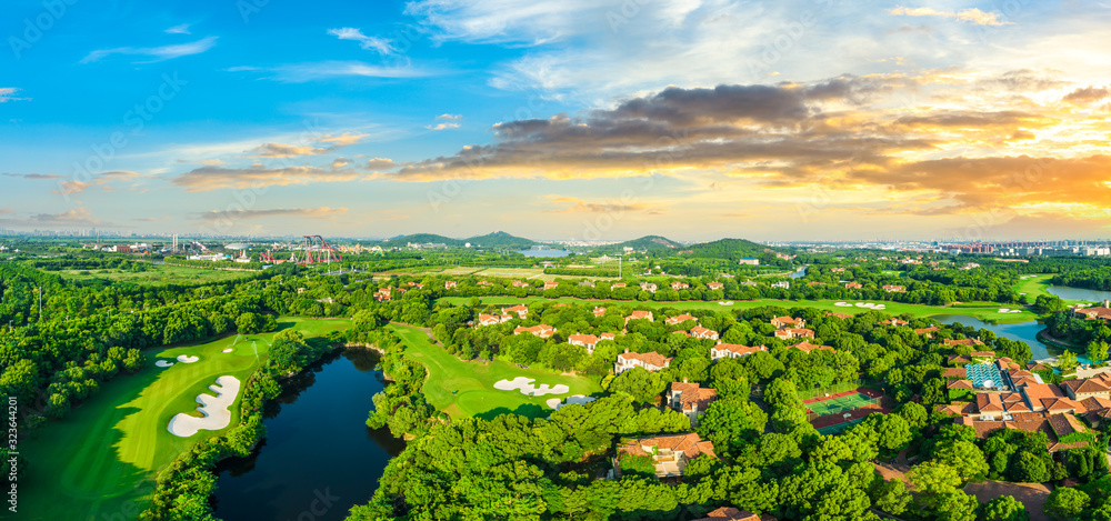 上海美丽的绿色高尔夫球场鸟瞰图，全景。
