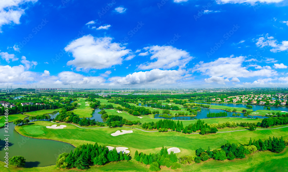 上海美丽的绿色高尔夫球场鸟瞰图。