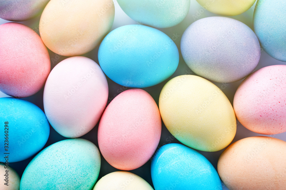彩色水染色的彩色复活节彩蛋，浅蓝色背景上有美丽的图案，设计