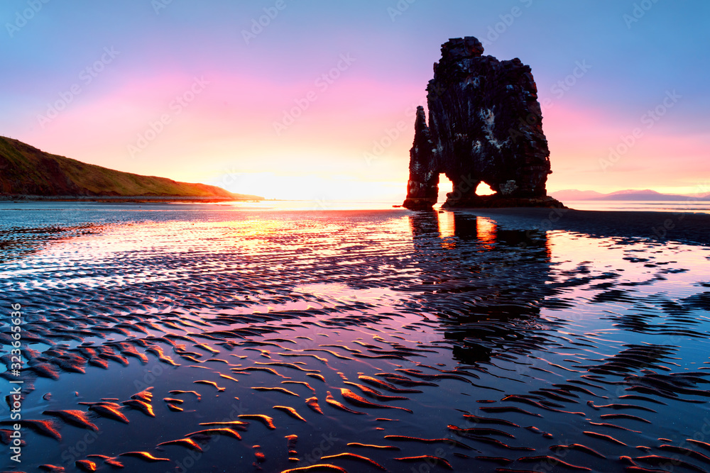 令人难以置信的日落景观，有著名的Hvitserkur岩石和潮汐后的深色沙子。Vatnsnes penin