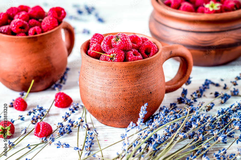 带有干薰衣草乡村背景的陶器中的树莓成分