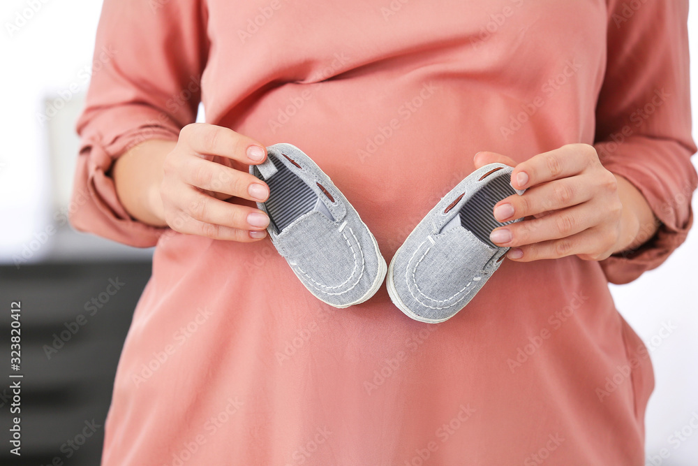 孕妇家里穿着婴儿鞋，特写镜头