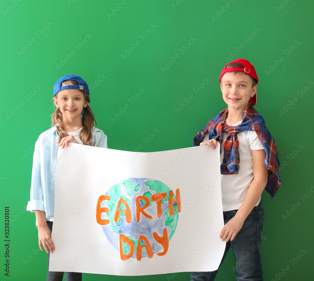 彩色背景绘画的小孩。地球日庆祝活动