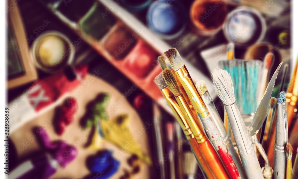 一套不同的艺术家画笔和颜料