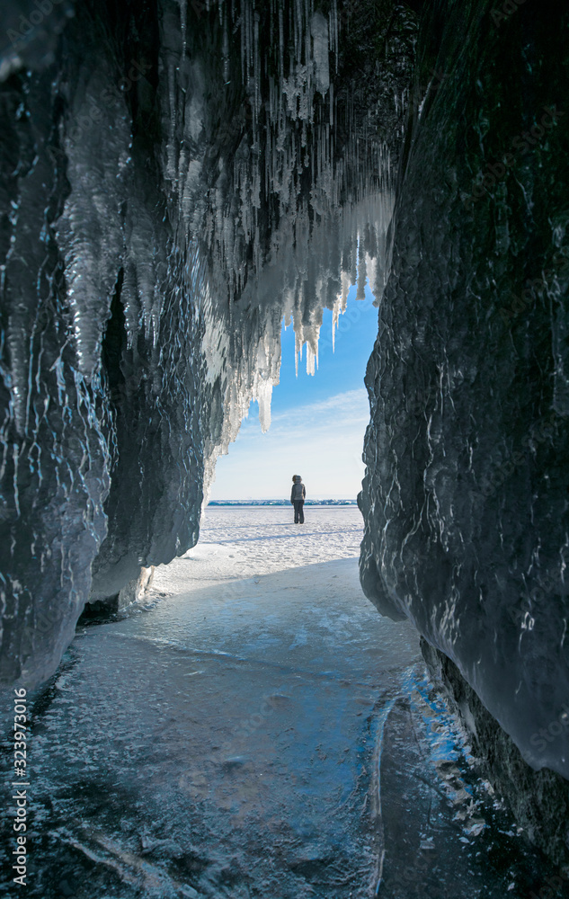 俄罗斯西伯利亚贝加尔湖，一个冰冻的冰洞里的女人。
